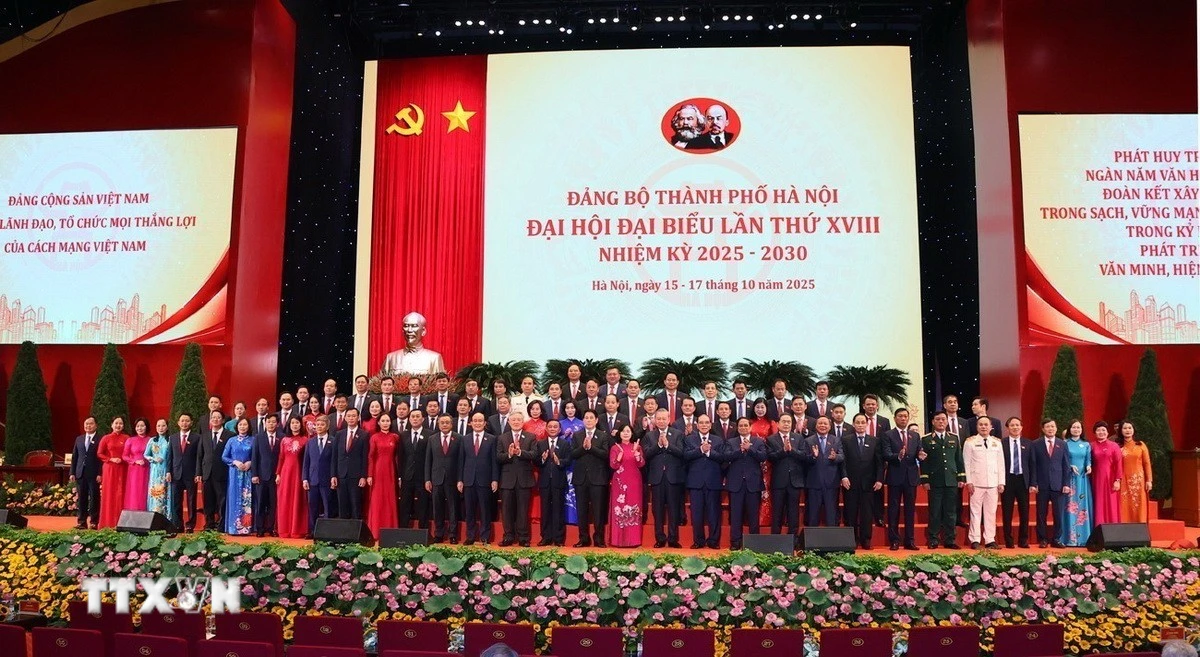 Tổng Bí thư Tô Lâm cùng các lãnh đạo, nguyên lãnh đạo Đảng và Nhà nước với các đại biểu dự Đại hội Đảng bộ thành phố Hà Nội lần thứ XVIII. (Ảnh: Văn Điệp/TTXVN)