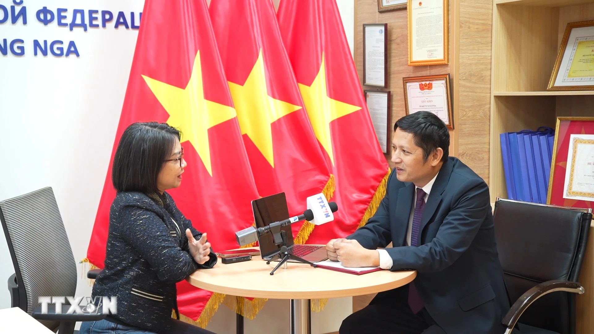 Tiến sỹ kinh tế Nguyễn Quốc Hùng, Phó Chủ tịch Liên hiệp các tổ chức người Việt Nam tại Nga trả lời phỏng vấn. (Ảnh: TTXVN)