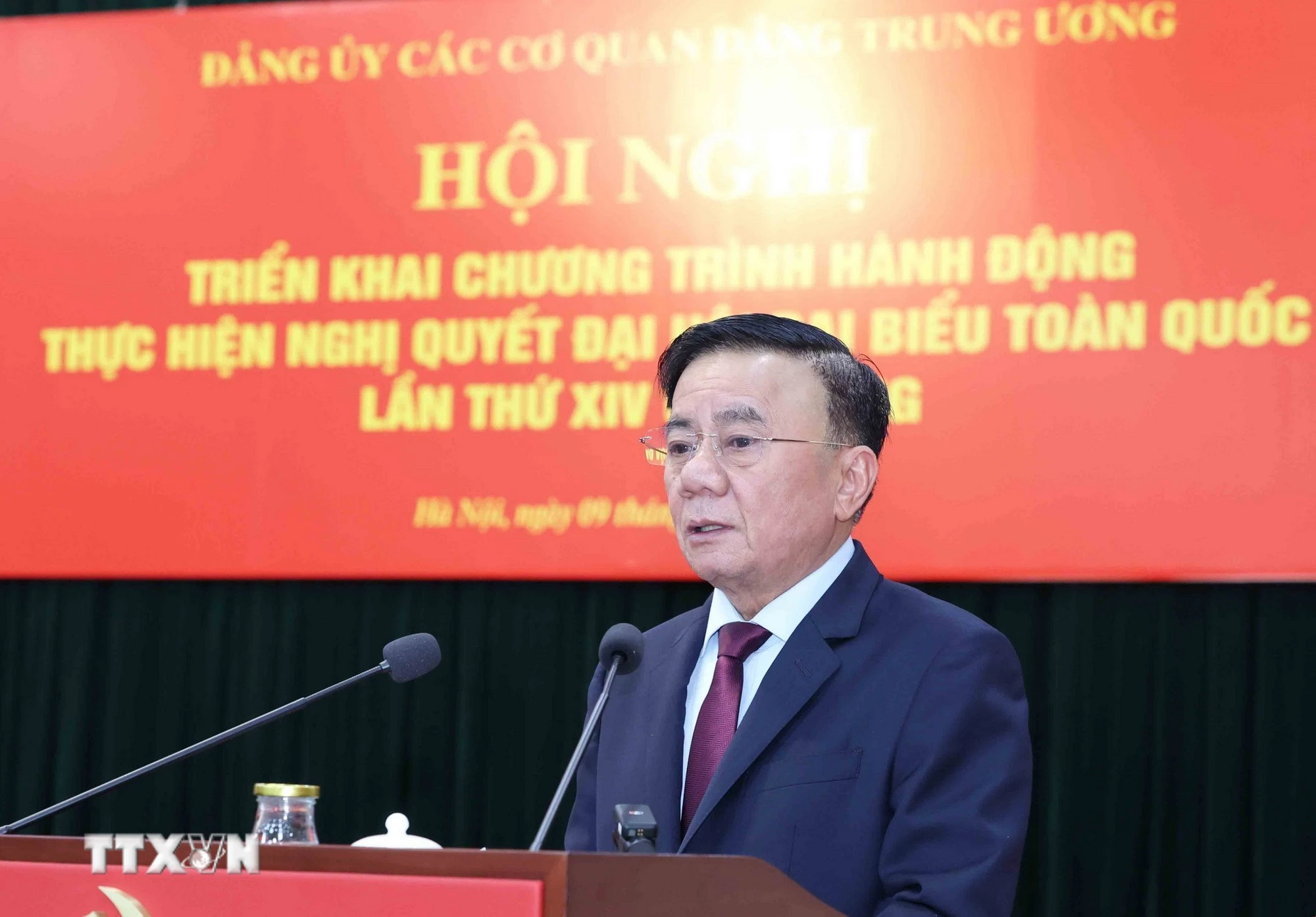 Ông Trần Cẩm Tú, Ủy viên Bộ Chính trị, Thường trực Ban Bí thư, Bí thư Đảng ủy các cơ quan Đảng Trung ương phát biểu chỉ đạo hội nghị .(Ảnh: Phương Hoa/TTXVN)