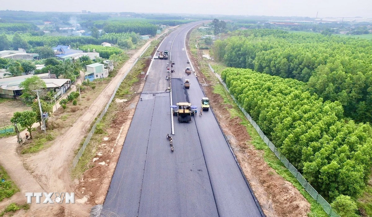 Thảm nhựa cao tốc Biên Hòa-Vũng Tàu đoạn qua Đồng Nai. (Ảnh: Công Phong/TTXVN)