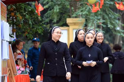 Sáng 15/3/2026, tại Hà Nội, đông đảo đồng bào Công giáo thuộc Giáo xứ Hà Nội đã hân hoan cầm lá phiếu đi bầu cử Đại biểu Quốc hội khóa XVI và Đại biểu Hội đồng nhân dân các cấp, nhiệm kỳ 2026 - 2031 tại khu vực bỏ phiếu số 1 tại Trường Tiểu học Tràng An, 29 Nhà Chung, phường Hoàn Kiếm. (Ảnh: PV/Vietnam+)