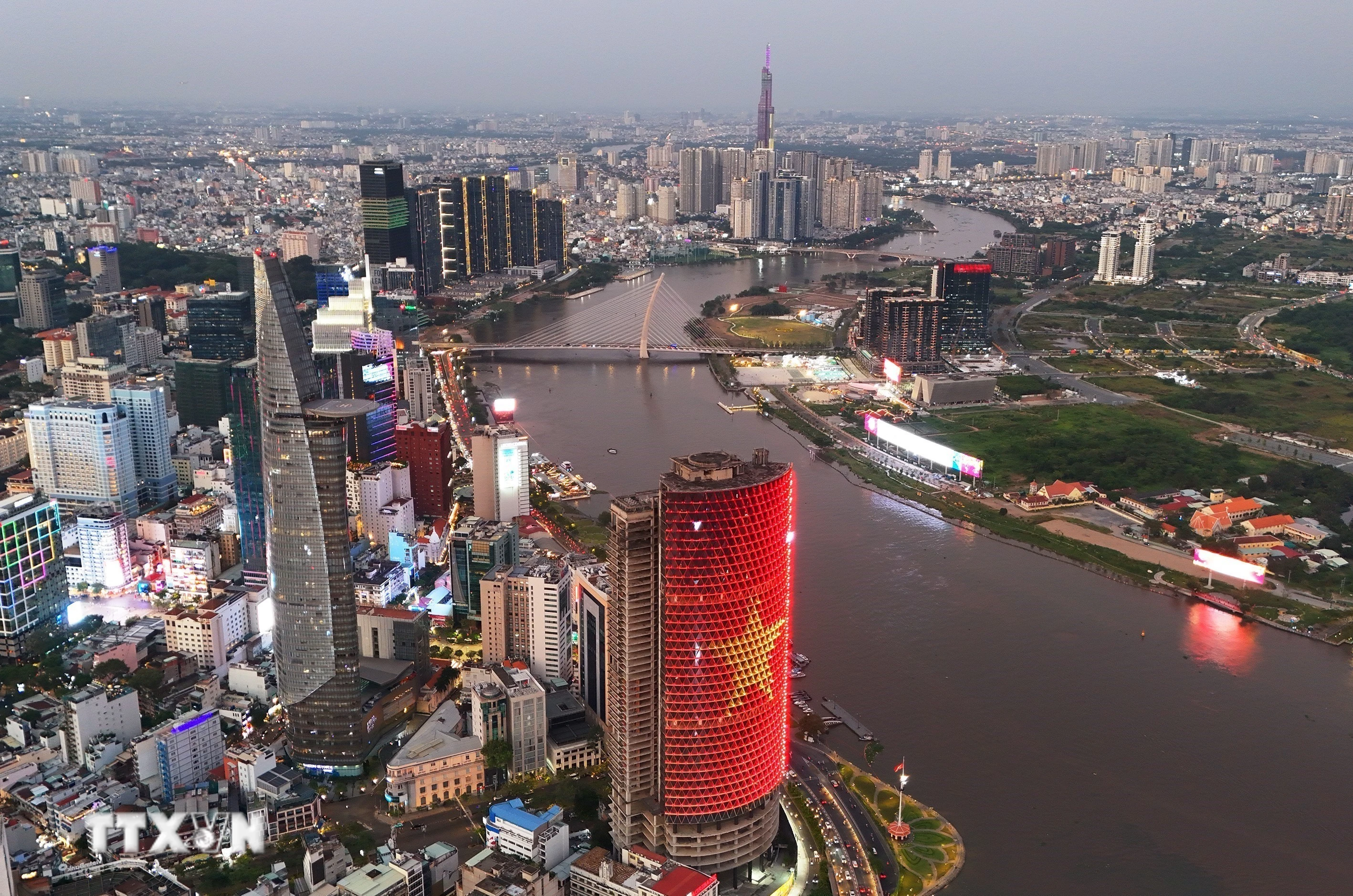 Thành phố Hồ Chí Minh đang vươn mình phát triển thành đô thị, trung tâm tài chính bậc nhất Đông Nam Á. (Ảnh: Hồng Đạt/TTXVN)
