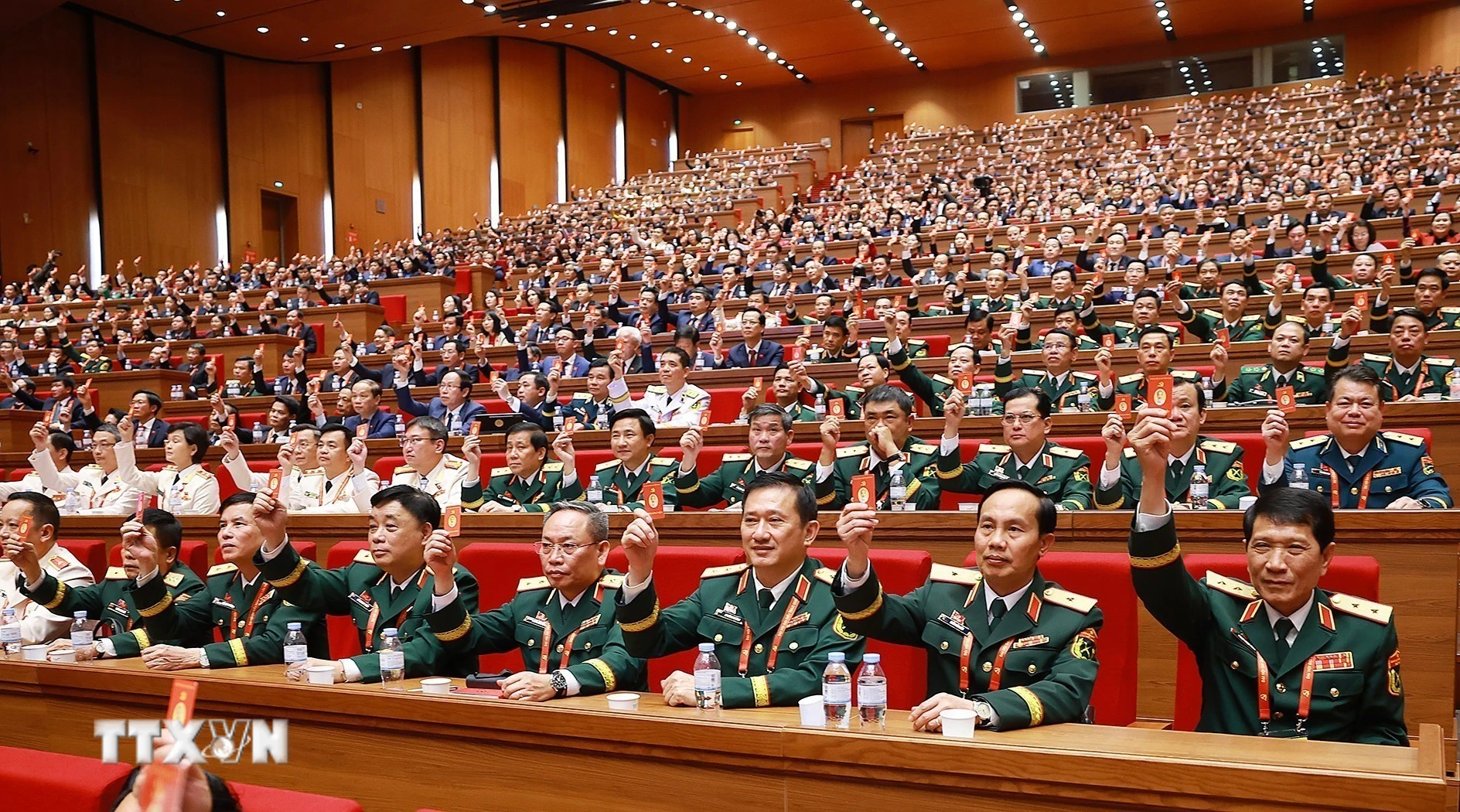 Các đại biểu biểu quyết thông qua danh sách bầu cử Ban Chấp hành Trung ương Đảng khóa XIV. (Ảnh: TTXVN)