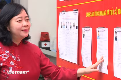 Chủ tịch UB Trung ương MTTQ Bùi Thị Minh Hoài bầu cử tại phường Xuân Đỉnh