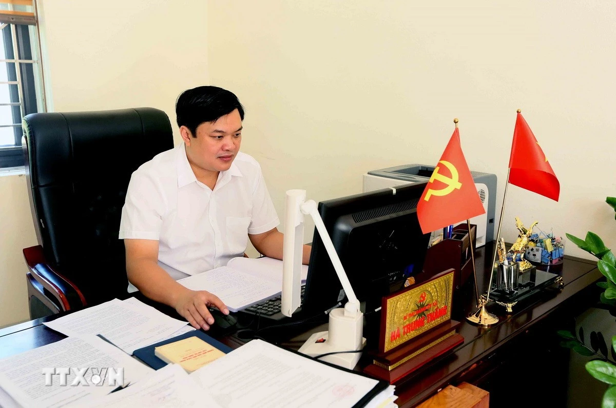 Bí thư Đảng ủy xã Mường Bám Hà Trung Thắng đóng góp ý kiến vào dự thảo các văn kiện trình Đại hội đại biểu toàn quốc lần thứ XIV của Đảng. (Ảnh: Quang Quyết/TTXVN)