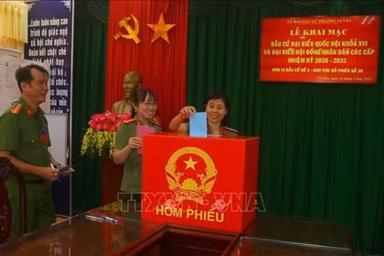 Cử tri lực lượng vũ trang Cần Thơ hân hoan đi bầu cử sớm