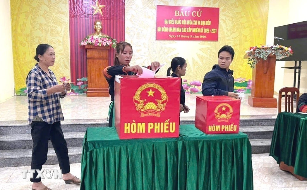 Cử tri khu vực biên giới Quảng Trị tự tay bỏ từng lá phiếu bầu chọn những đại biểu có đức, có tài, có tâm và trách nhiệm với đất nước, nhân dân. (Ảnh: TTXVN phát)
