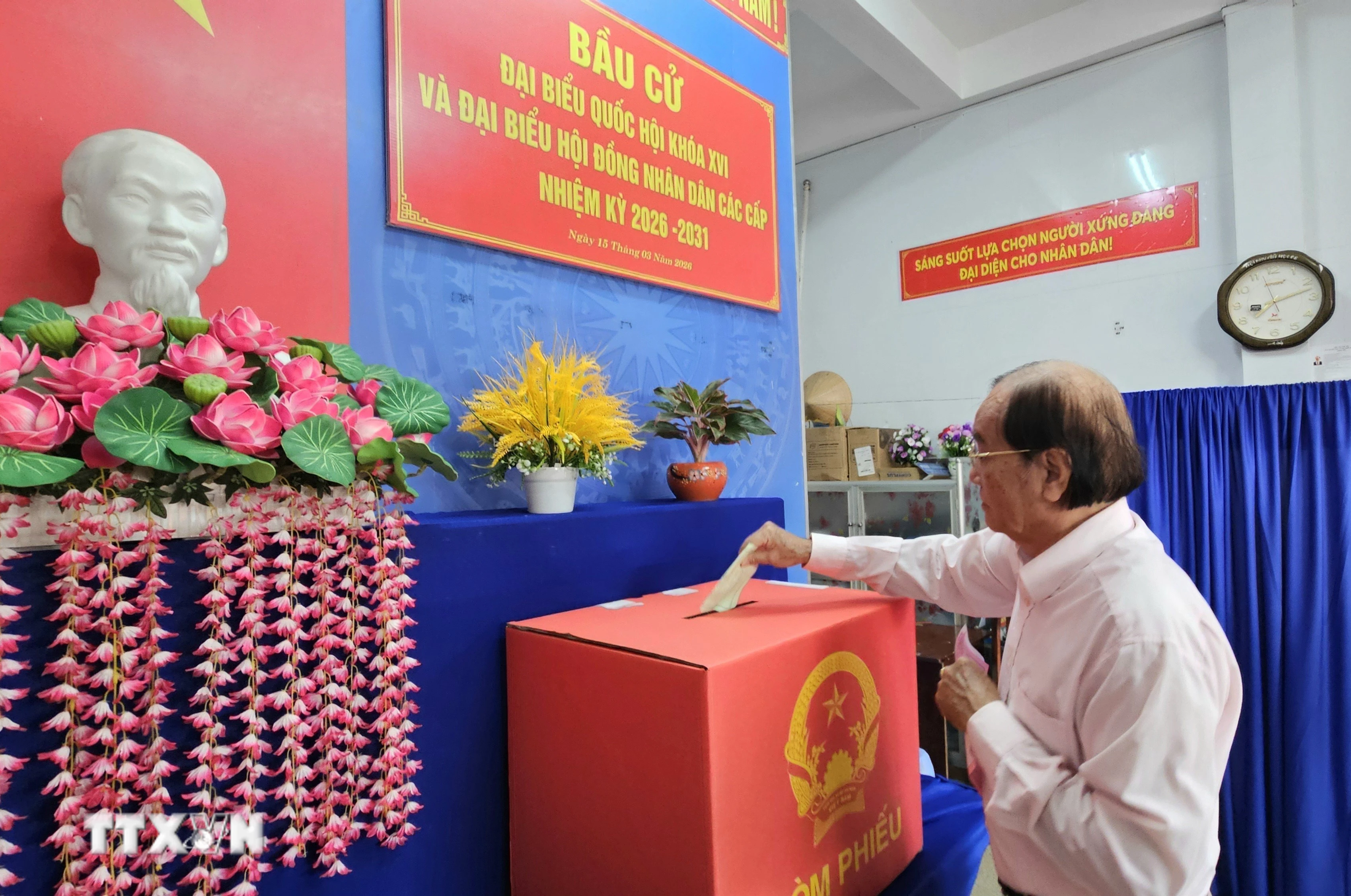 Cử tri Cà Mau thực hiện nghĩa vụ công dân của mình. (Ảnh: Trung Hiếu/TTXVN)