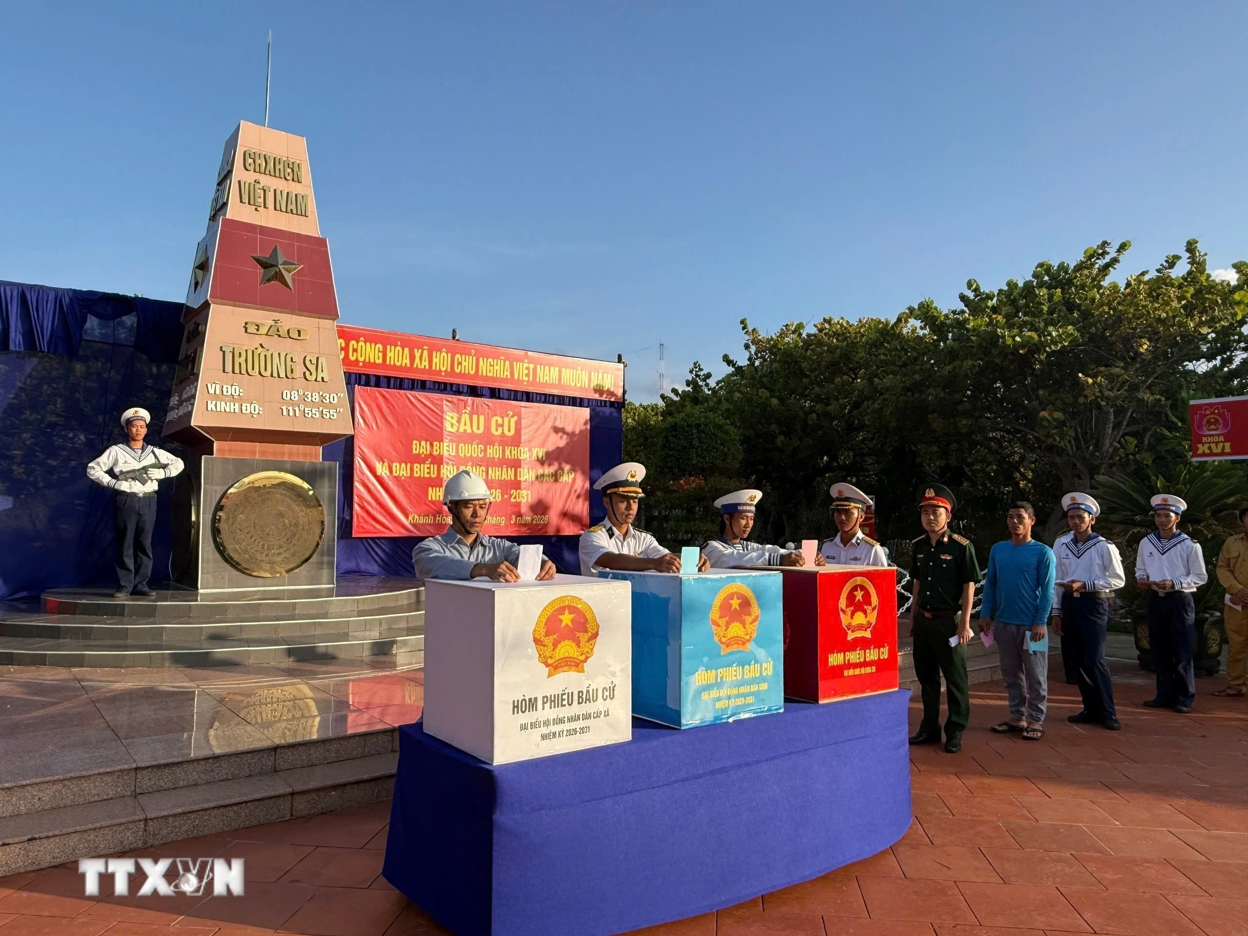Cử tri ở điểm bỏ phiếu số 14, đặc khu Trường Sa bỏ phiếu đại biểu Quốc hội khóa XVI và đại biểu Hội đồng Nhân dân các cấp nhiệm kỳ 2026/2031. (Ảnh: TTXN phát)