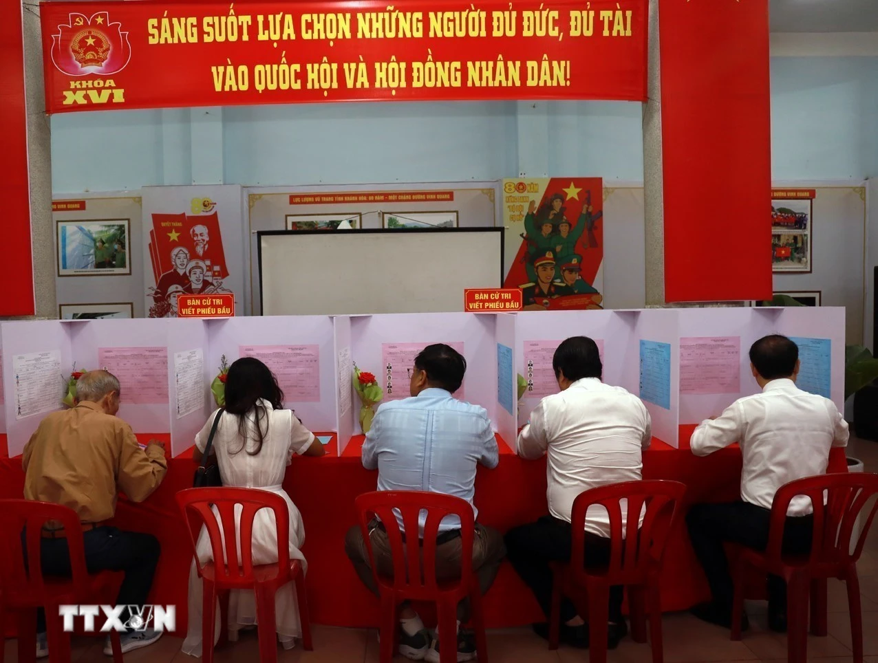 Cử tri tỉnh Khánh Hòa tự tay bầu chọn đại biểu Quốc hội khóa XVI và HĐND các cấp. (Ảnh: Xuân Triệu/TTXVN)