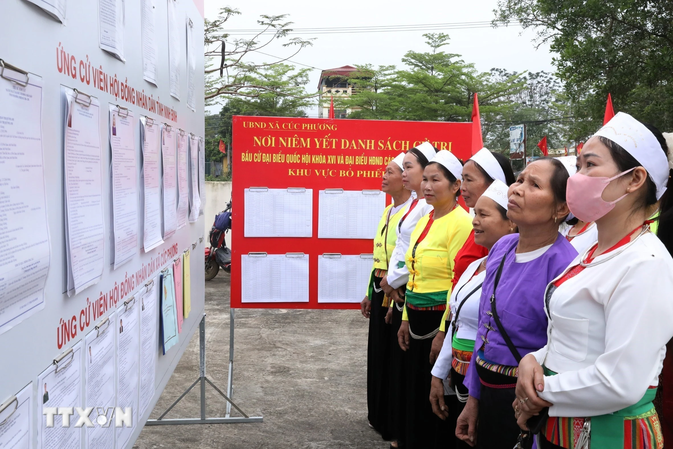 Cử tri thôn Đồng Quân, xã Cúc Phương tìm hiểu về danh sách và tiểu sử những người ứng cử để gửi gắm niềm tin nơi lá phiếu. (Ảnh: Đức Phương/TTXVN)