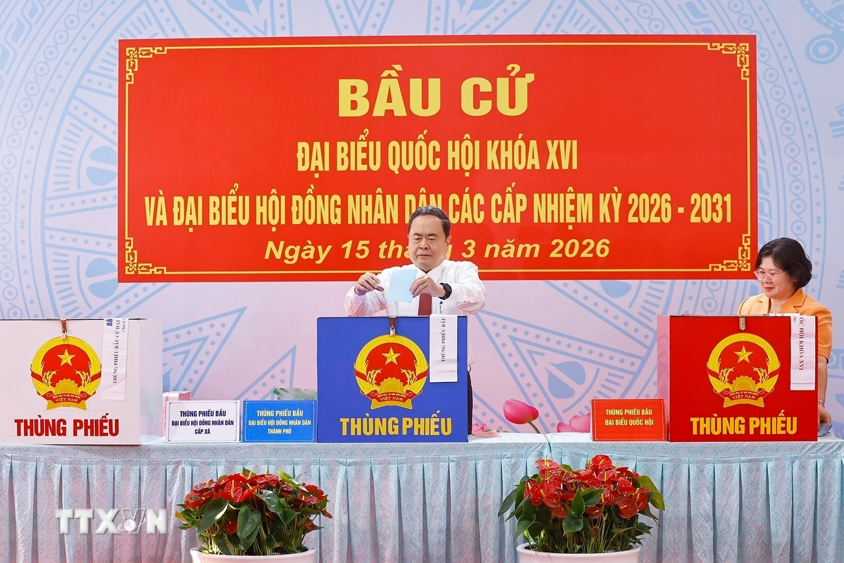 Chủ tịch Quốc hội Trần Thanh Mẫn bỏ phiếu bầu cử tại Khu vực bỏ phiếu số 14 Trường THCS Đỗ Văn Dậy, xã Hóc Môn, Thành phố Hồ Chí Minh. (Ảnh: Doãn Tấn/TTXVN)