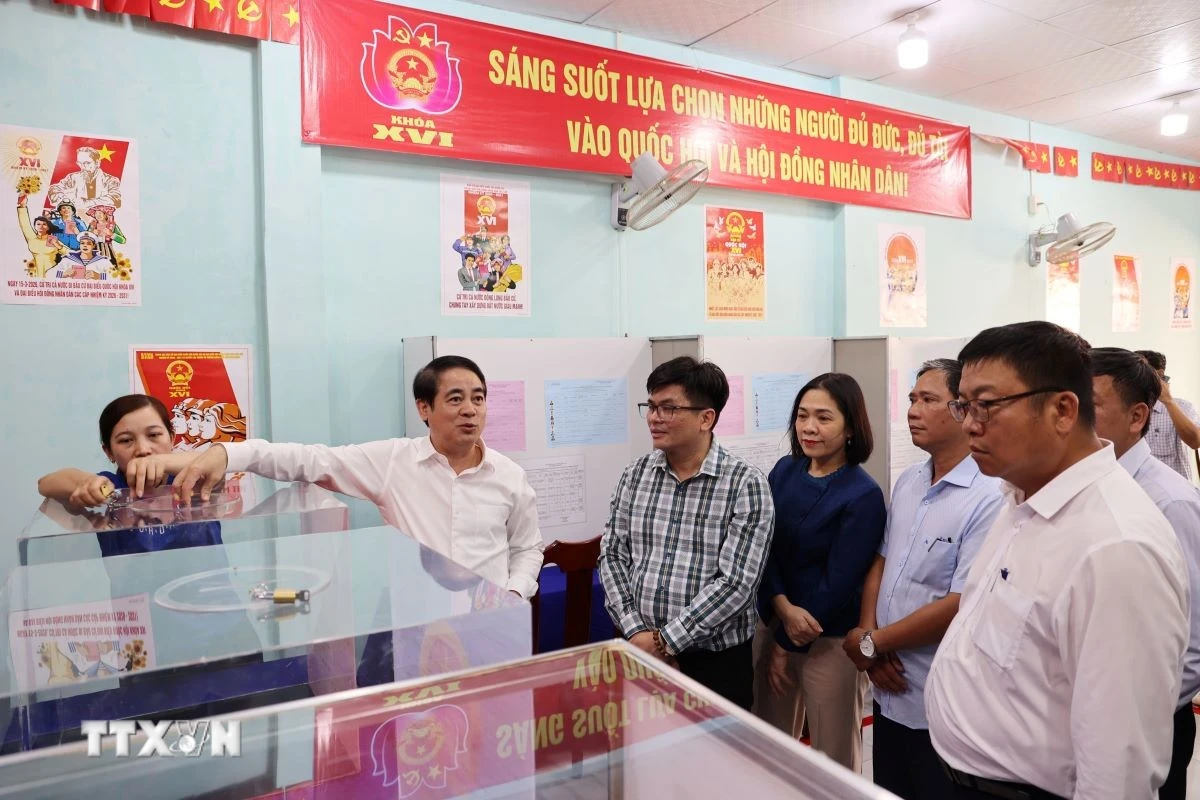 Bí thư Tỉnh ủy Khánh Hòa Nghiêm Xuân Thành kiểm tra công tác chuẩn bị bầu cử tại Khu vực bỏ phiếu số 2, phường Bắc Nha Trang. (Ảnh: Đặng Tuấn/TTXVN)