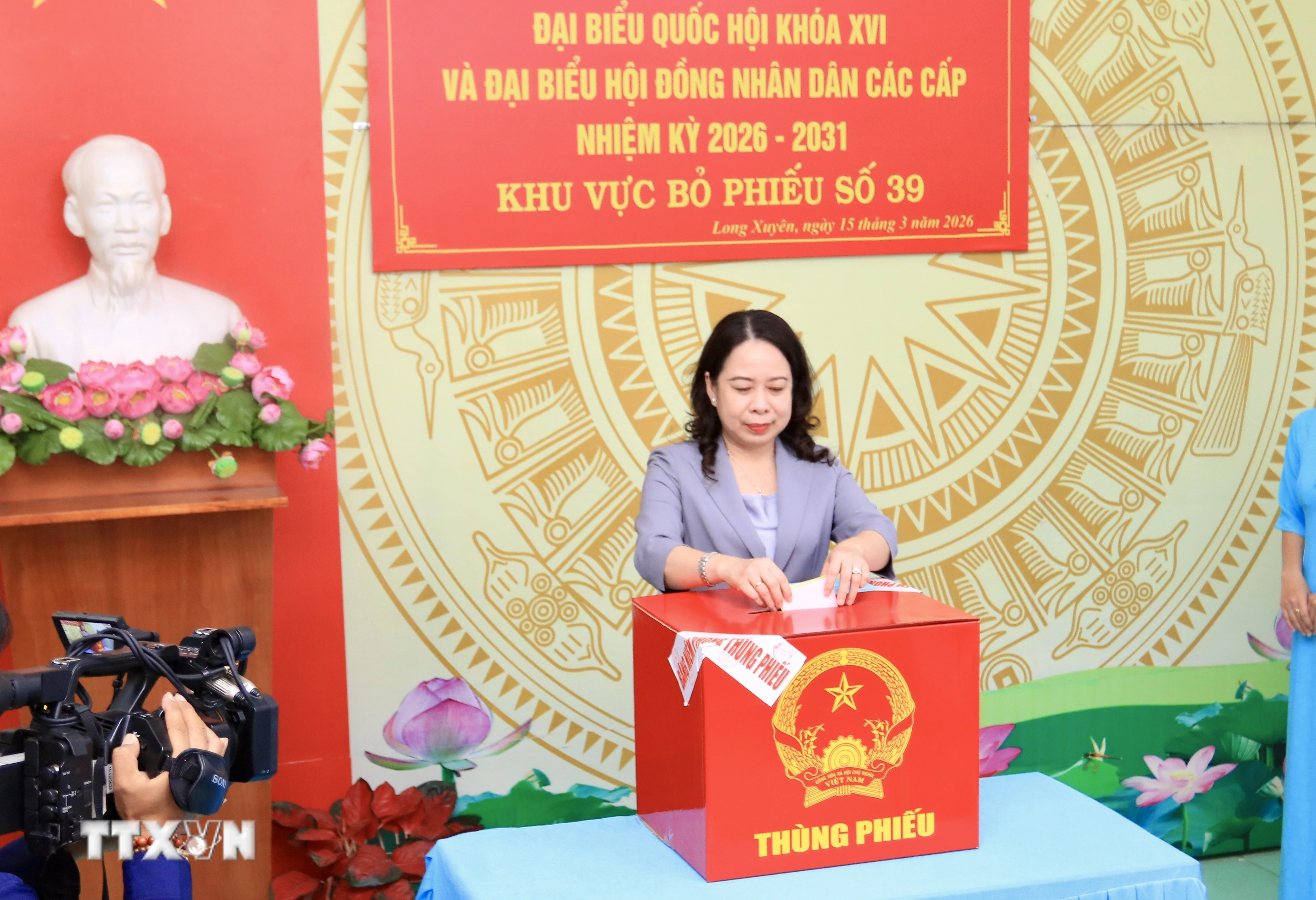 Phó Chủ tịch nước Võ Thị Ánh Xuân bỏ phiếu bầu cử tại khu vực bỏ phiếu số 39, phường Long Xuyên, An Giang. (Ảnh: Thanh Sang/TTXVN)