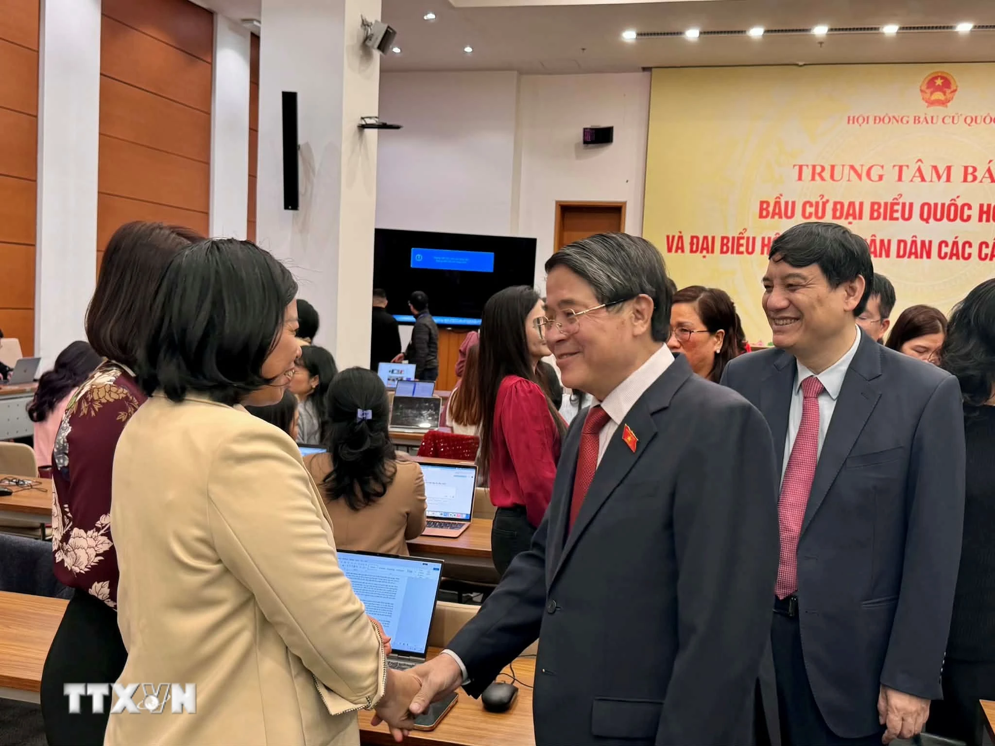 Phó Chủ tịch Quốc hội Nguyễn Đức Hải thăm, động viên phóng viên, biên tập viên tác nghiệp bầu cử. (Ảnh: Diệp Trương/TTXVN)