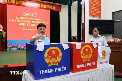 Cử tri bỏ phiếu bầu tại Khu vực bỏ phiếu số 1 (Hải đoàn 129 Hải quân). (Ảnh: Đoàn Mạnh Dương/TTXVN)