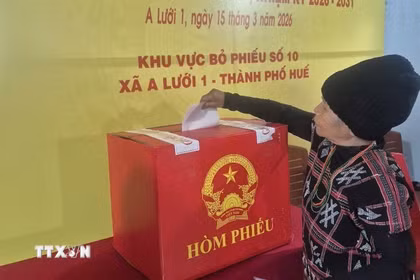 Cử tri xã A Lưới 1, thành phố Huế tham gia bỏ phiếu. (Ảnh: Mai Trang/TTXVN)