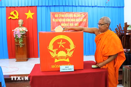 Các vị sư sãi đi bầu tại điểm khu vực bỏ phiếu ấp Hương Phụ A, xã Châu Thành, tỉnh Vĩnh Long. (Ảnh: Thanh Hòa/TTXVN)