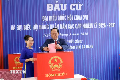 Phó Chủ tịch Quốc hội Trần Quang Phương bỏ phiếu bầu cử tại khu vực bỏ phiếu số 7, phường Hòa Xuân, thành phố Đà Nẵng. (Ảnh: Trần Lê Lâm/TTXVN)