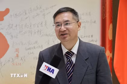 Giáo sư-Tiến sỹ Thành Hán Bình, Giám đốc Trung tâm Nghiên cứu Việt Nam, Đại học Công nghiệp Chiết Giang (Trung Quốc) trả lời phỏng vấn phóng viên TTXVN tại Trung Quốc. (Ảnh: Công Tuyên/TTXVN)