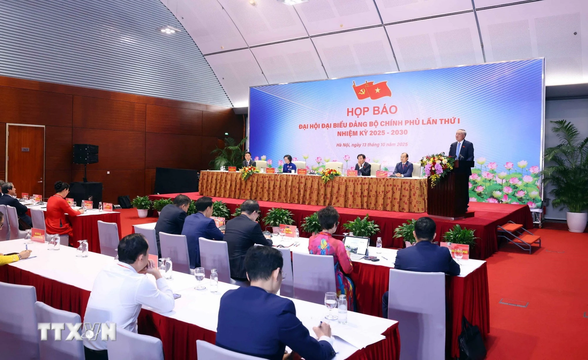 Đồng chí Nguyễn Hòa Bình, Ủy viên Bộ Chính trị, Phó Bí thư Thường trực Đảng ủy, Phó Thủ tướng Thường trực Chính phủ thông tin về kết quả Đại hội đại biểu Đảng bộ Chính phủ lần thứ nhất, nhiệm kỳ 2025-2030. (Ảnh: Phạm Kiên/TTXVN)