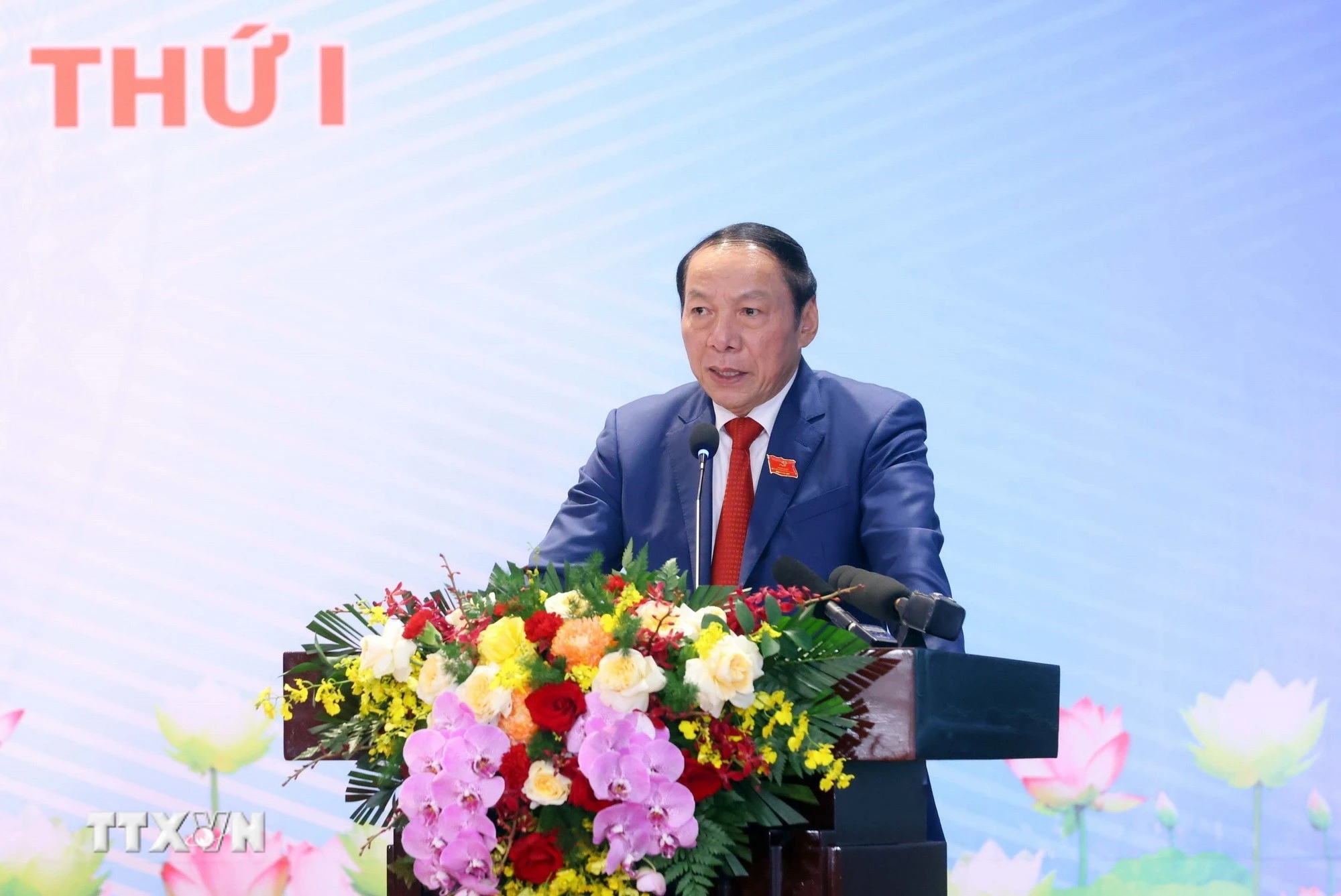 Đồng chí Nguyễn Văn Hùng, Ủy viên Trung ương Đảng, Ủy viên Ban Thường vụ Đảng ủy Chính phủ, Bộ trưởng Bộ Văn hóa, Thể thao và Du lịch trả lời câu hỏi của phóng viên các cơ quan thông tấn, báo chí. (Ảnh: Phạm Kiên/TTXVN)