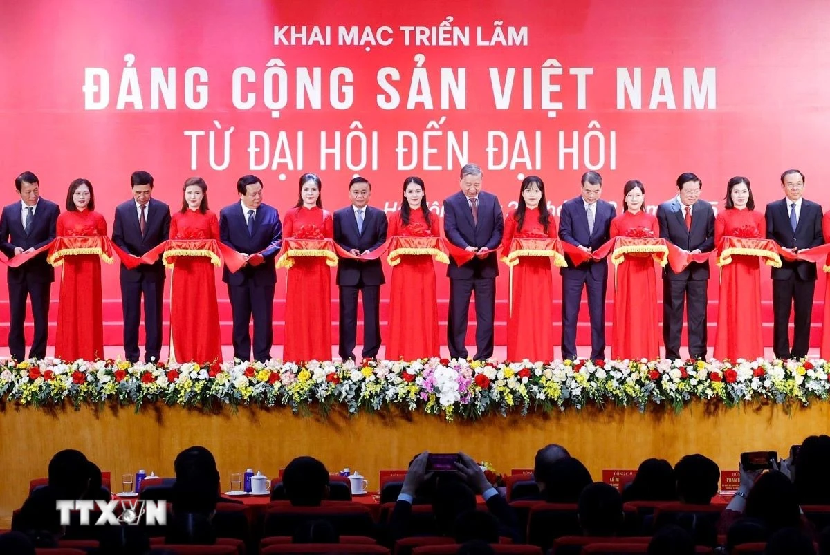 Tổng Bí thư Tô Lâm và các đồng chí lãnh đạo Đảng, Nhà nước cắt băng khai mạc Triển lãm "Đảng Cộng sản Việt Nam - Từ Đại hội đến Đại hội." (Ảnh: Thống Nhất/TTXVN)