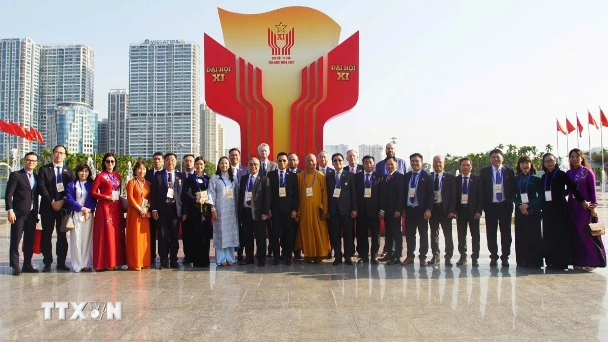 Tổng Bí thư Tô Lâm tặng quà cho các kiều bào tiêu biểu. (Ảnh: Thống Nhất/TTXVN)