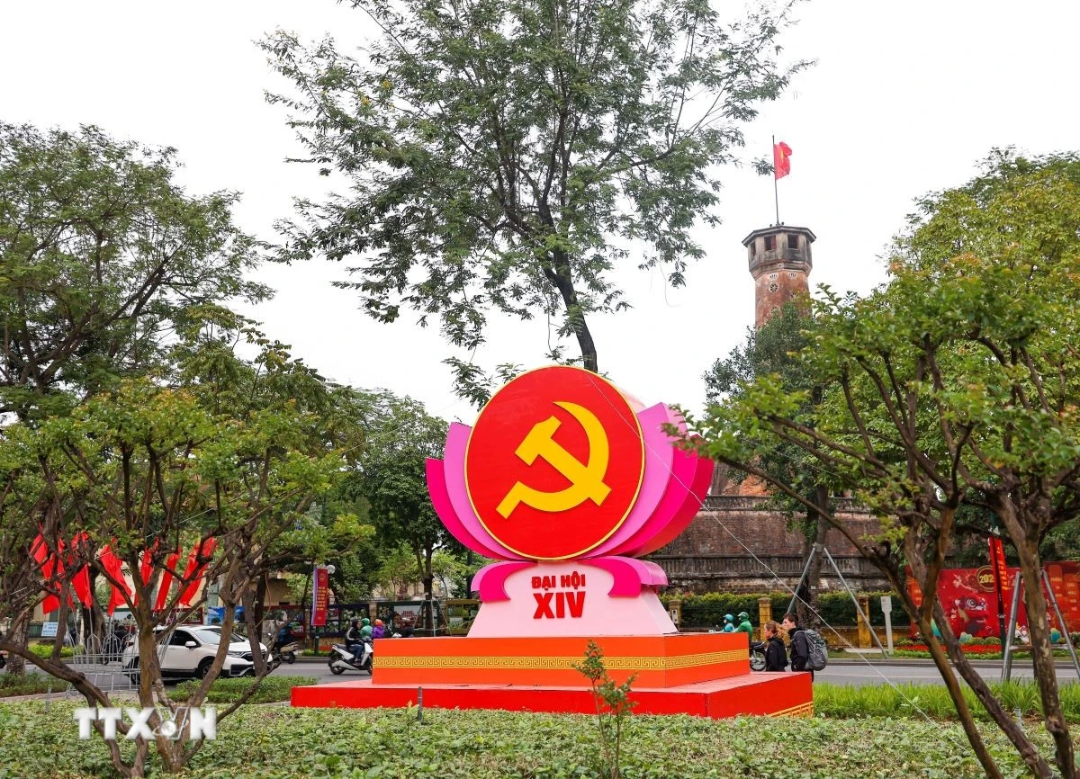 Cụm mô hình trang trí chào mừng Đại hội đại biểu toàn quốc lần thứ XIV của Đảng xuất hiện khắp mọi nẻo đường Thủ đô. (Ảnh: Thanh Tùng/TTXVN)