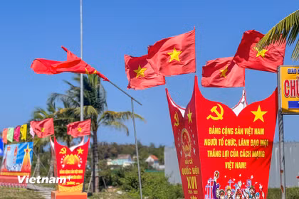 Trang trí tuyên truyền cổ động bầu cử tại tuyến đường ven biển Võ Chí Công, thành phố Đà Nẵng. (Ảnh: Thanh Phong/Vietnam+)
