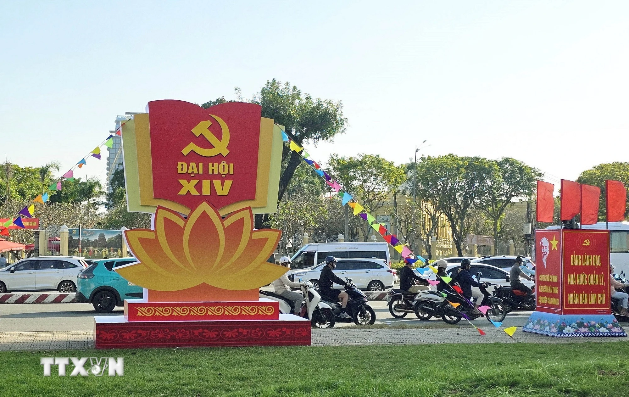 Các khu vực công cộng ở thành phố Đà Nẵng được trang hoàng các cụm panô chào mừng Đại hội đại biểu toàn quốc lần thứ XIV của Đảng. (Ảnh: Trần Lê Lâm/TTXVN)