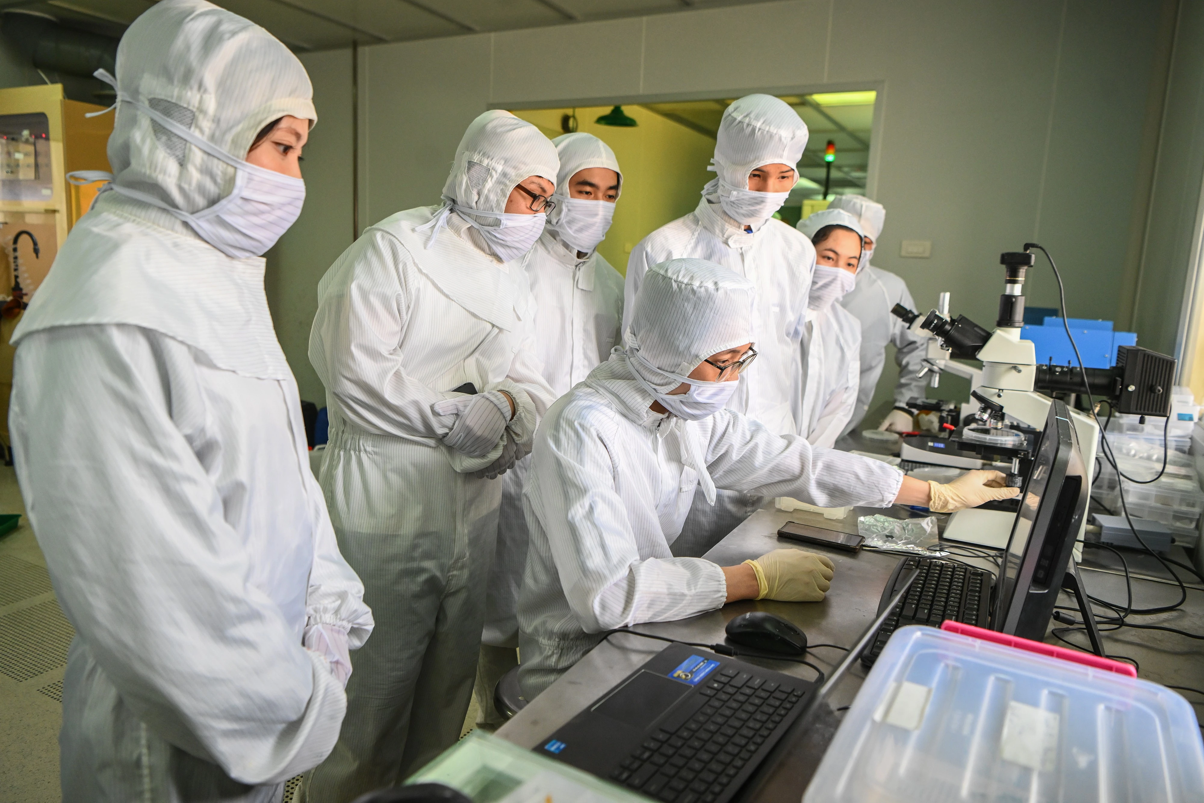 Phòng sạch, Trung tâm Nano và Năng lượng, trường Đại học Khoa học Tự nhiên, Đại học Quốc gia Hà Nội, nơi đào tạo và nghiên cứu về bán dẫn. (Ảnh: Giang Huy)