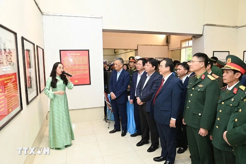 Các đại biểu tham quan triển lãm. (Ảnh: Mạnh Minh/TTXVN)