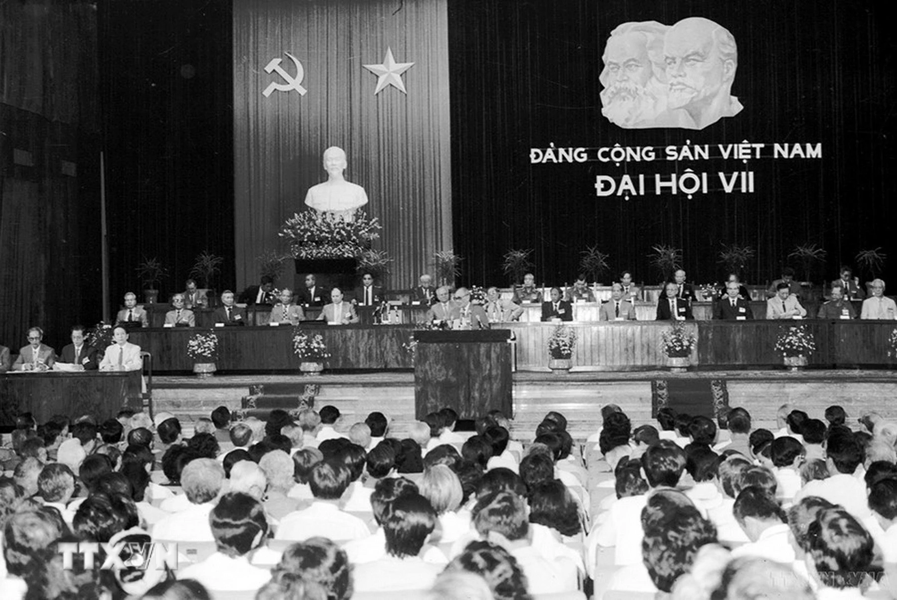 Đại hội đại biểu toàn quốc lần thứ VII của Đảng họp tại Thủ đô Hà Nội từ ngày 24-27/6/1991. Tham dự Đại hội có 1.176 đại biểu, đại diện cho hơn 2 triệu đảng viên trong cả nước. (Ảnh: Kim Hùng/TTXVN)