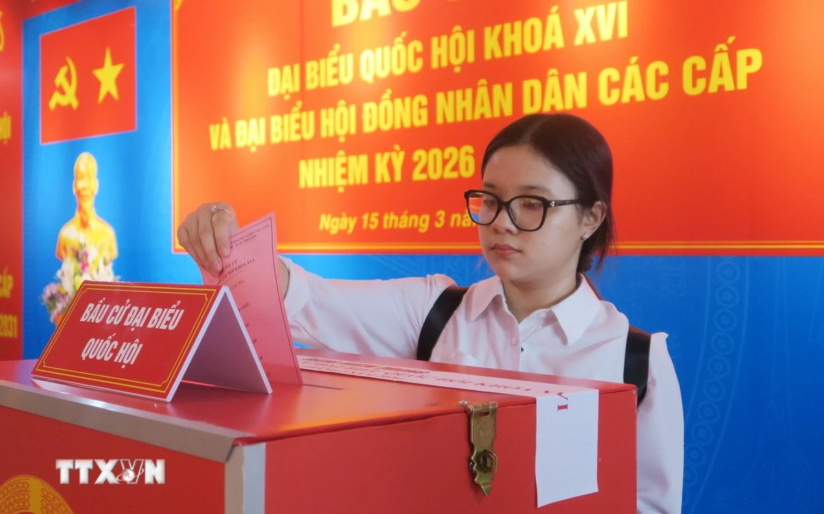 Nhân viên Bệnh viện Quân y 175, TP.Hồ Chí Minh bỏ phiếu tại điểm bầu cử số 055 phường Hạnh Thông đặt tại Bệnh viện Quân y 175. (Ảnh: Đinh Hằng/TTXVN)