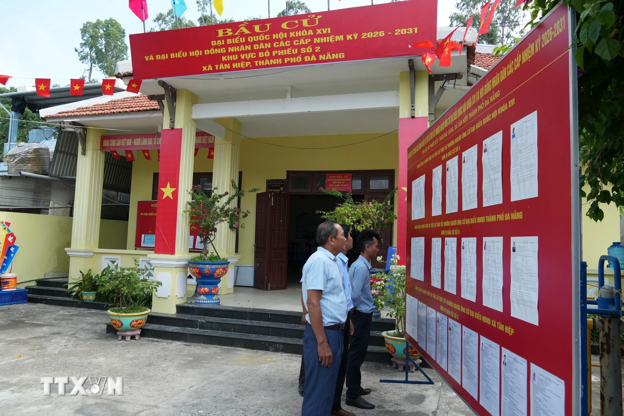 Cử tri tìm hiểu thông tin về các ứng cử viên. (Ảnh: Anh Dũng/TTXVN)