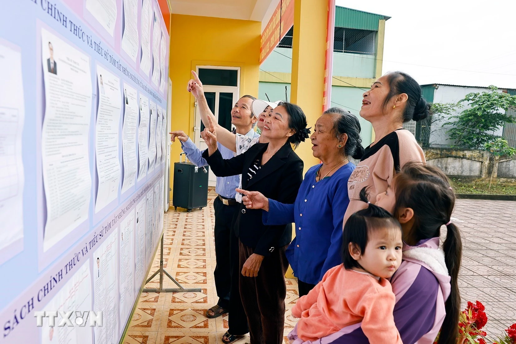 Nhân dân xã Hưng Nguyên, tỉnh Nghệ An xem danh sách bầu cử đại biểu Quốc hội khóa XVI và đại biểu Hội đồng Nhân dân các cấp nhiệm kỳ 2026-2031 tại Khu vực bỏ phiếu số 31, xã Hưng Nguyên, tỉnh Nghệ An. (Ảnh: Doãn Tấn/TTXVN)