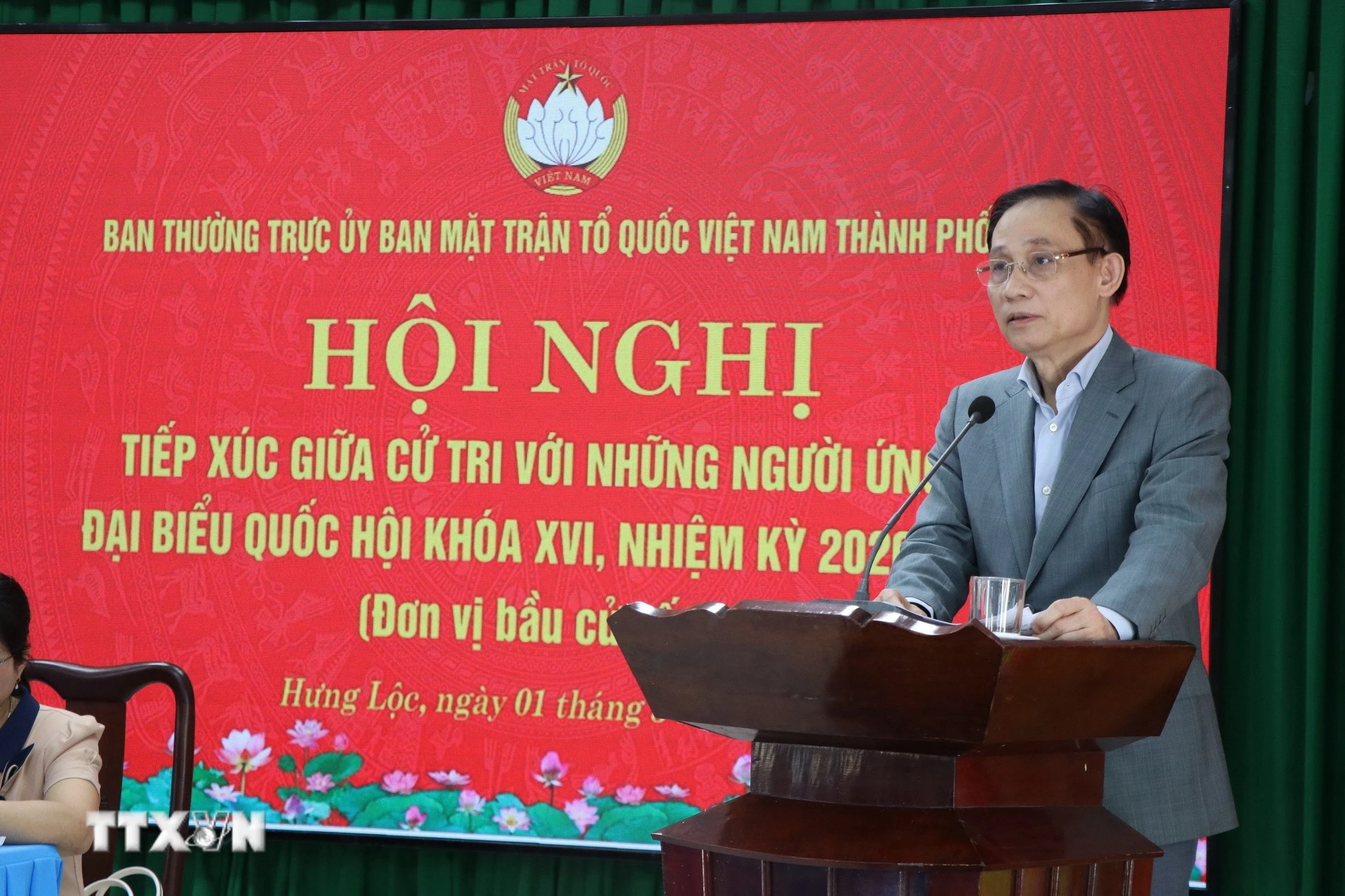 Bộ trưởng Bộ Ngoại giao Lê Hoài Trung tiếp xúc cử tri tại Huế. (Ảnh: Mai Trang/TTXVN)