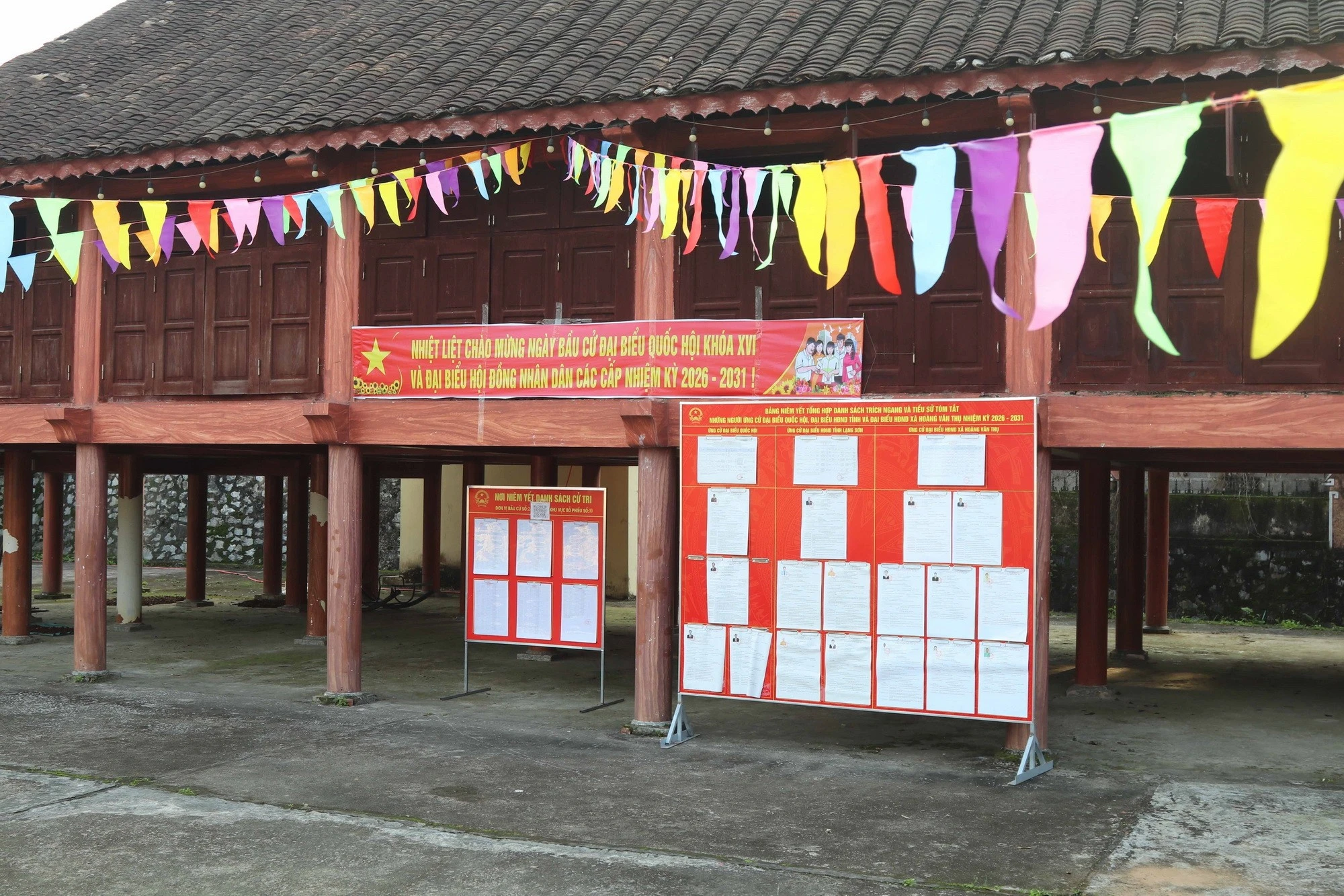 Đảng viên Chi bộ thôn Nam Quan, xã biên giới Đồng Đăng, tỉnh Lạng Sơn tuyên truyền hướng dẫn bầu cử tại nơi niêm yết danh sách những người ứng cử. (Ảnh: Quang Duy/TTXVN)