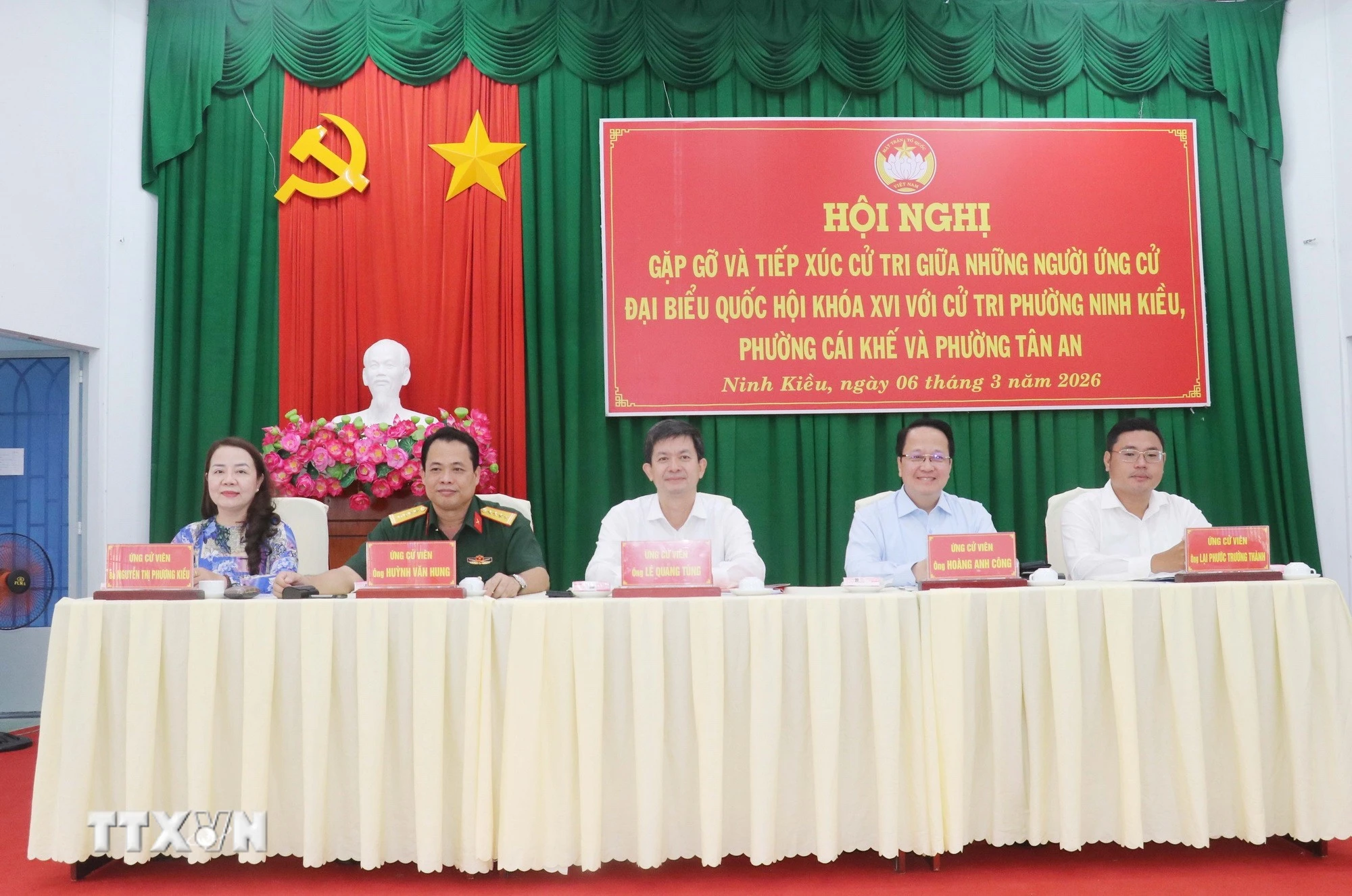 Quang cảnh buổi tiếp xúc cử tri. (Ảnh: Ngọc Thiện/TTXVN)