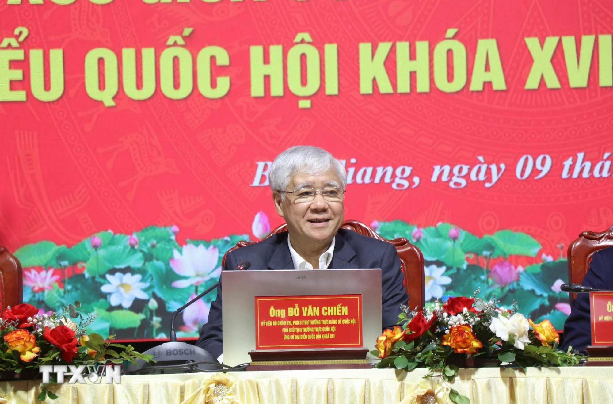 Ủy viên Bộ Chính trị, Phó Chủ tịch Thường trực Quốc hội Đỗ Văn Chiến, ứng cử viên đại biểu Quốc hội khóa XVI, trình bày chương trình hành động tại buổi tiếp xúc cử tri ở phường Bắc Giang, tỉnh Bắc Ninh. (Ảnh: Thanh Thương/TTXVN)
