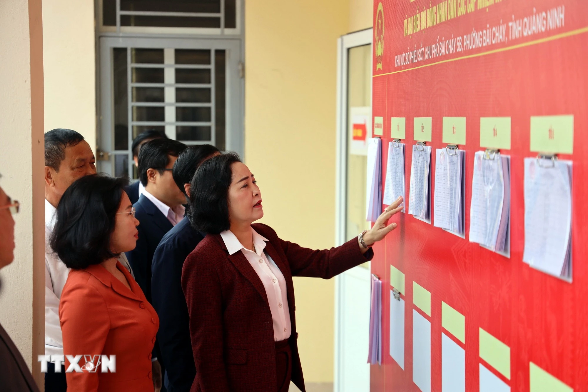 Bà Nguyễn Thị Thanh, Ủy viên Trung ương Đảng, Phó Chủ tịch Quốc hội, Ủy viên Hội đồng Bầu cử Quốc gia, kiểm tra tại tổ bầu cử khu phố Bãi Cháy 5B, phường Bãi Cháy. (Ảnh: Đức Hiếu/TTXVN)