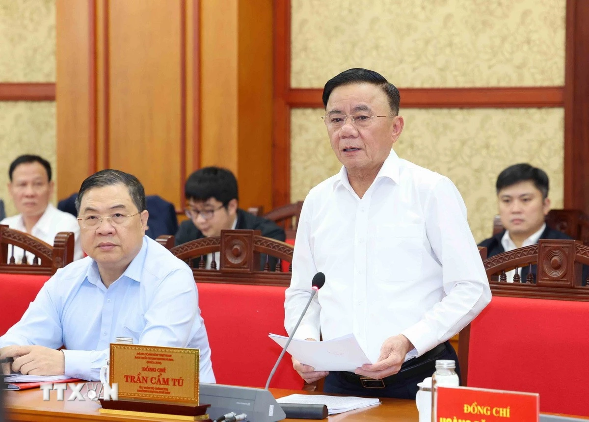 Ông Trần Cẩm Tú, Ủy viên Bộ Chính trị, Thường trực Ban Bí thư, Trưởng Tiểu ban Tổ chức phục vụ Đại hội XIV của Đảng chủ trì họp Thường trực Tiểu ban. (Ảnh: Phương Hoa/TTXVN)