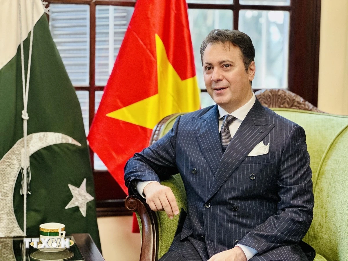 Đại sứ Pakistan tại Việt Nam Kohdayar Marri trả lời phỏng vấn của phóng viên TTXVN. (Ảnh: Việt Đức/TTXVN)