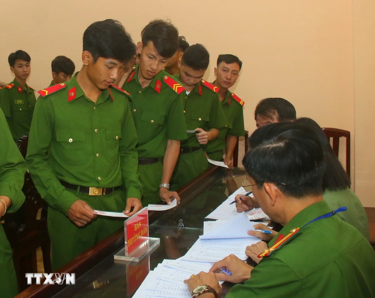 Bàn hướng dẫn cử tri lực lượng vũ trang bỏ phiếu bầu cử. (Ảnh: Duy Khương/TTXVN)