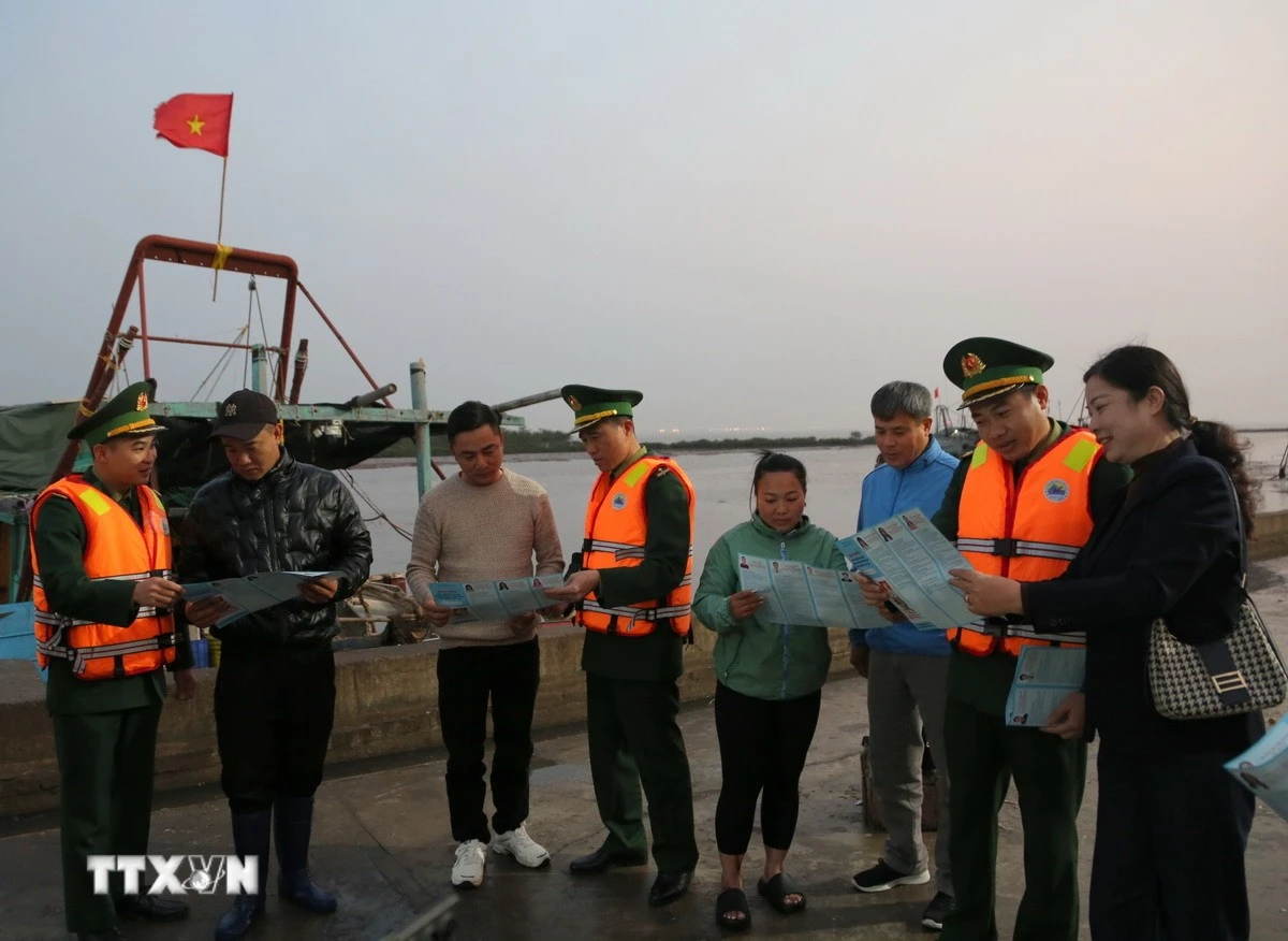Các hành viên Tổ bầu cử số 10, phường Đồ Sơn và Đồn Biên phòng Đồ Sơn tuyên truyền cho ngư dân thông tin về bầu cử. (Ảnh: Minh Thu/TTXVN)