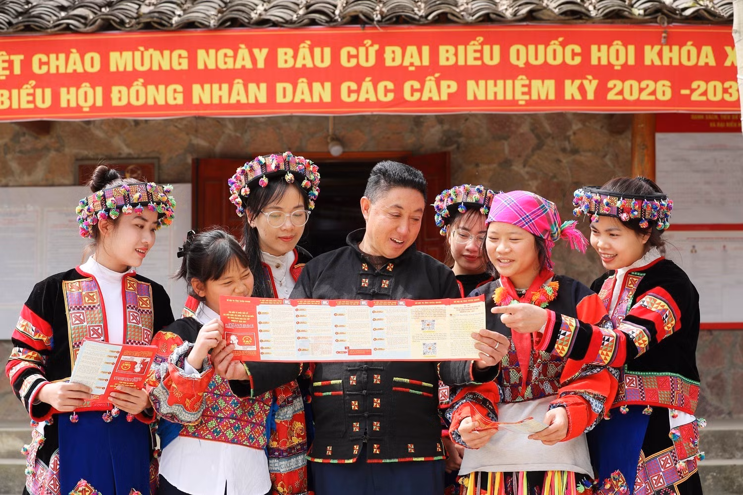 Cán bộ tuyên truyền về bầu cử cho các cử tri tại nhà văn hóa thôn Lô Lô Chải, xã Lũng Cú. (Ảnh: TTXVN)