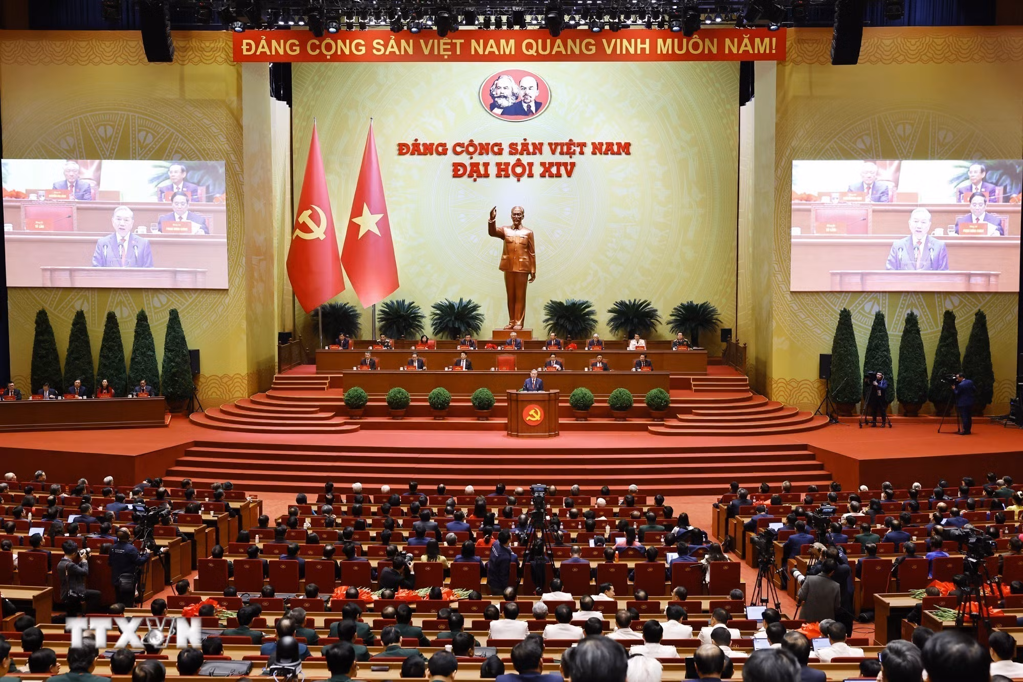 ttxvn-be-mac-dai-hoi-xiv-cua-dang-29.jpg