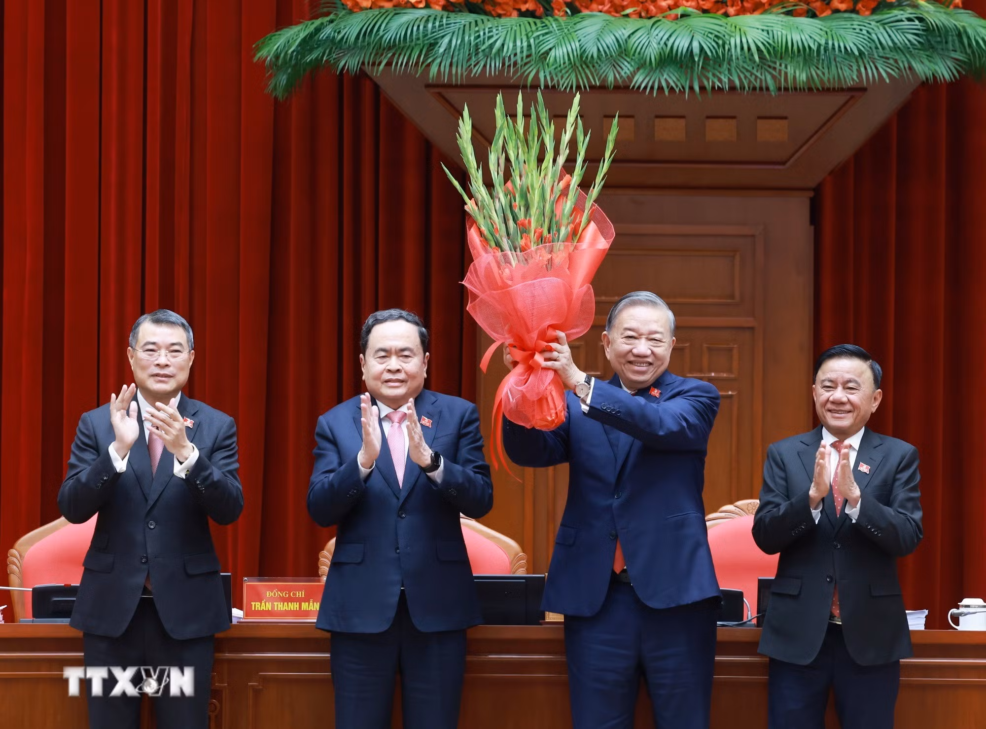 ttxvn-ban-chap-hanh-trung-uong-dang-khoa-xiv-tien-hanh-hoi-nghi-lan-thu-nhat-8.jpg