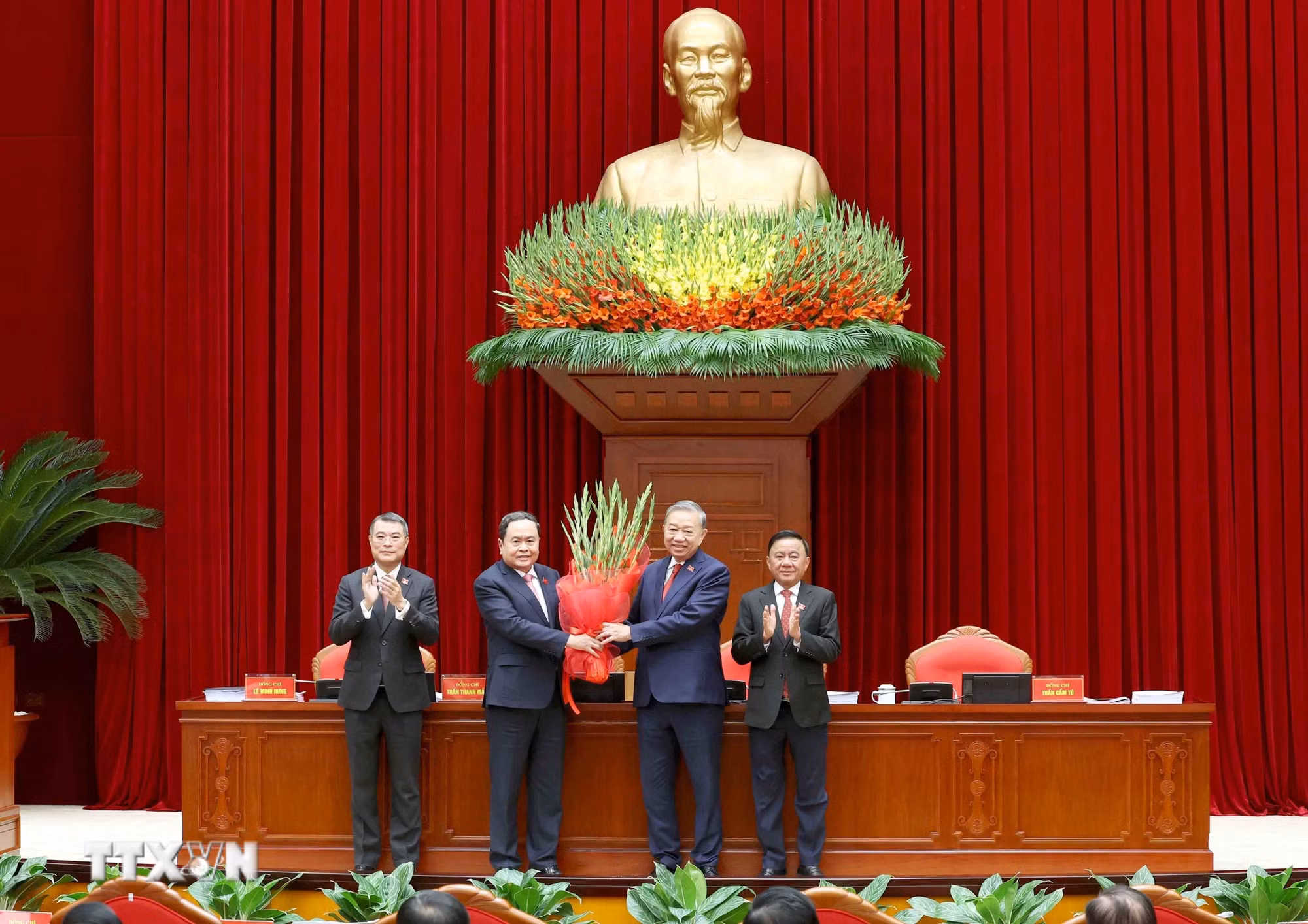 ttxvn-ban-chap-hanh-trung-uong-dang-khoa-xiv-tien-hanh-hoi-nghi-lan-thu-nhat-7.jpg